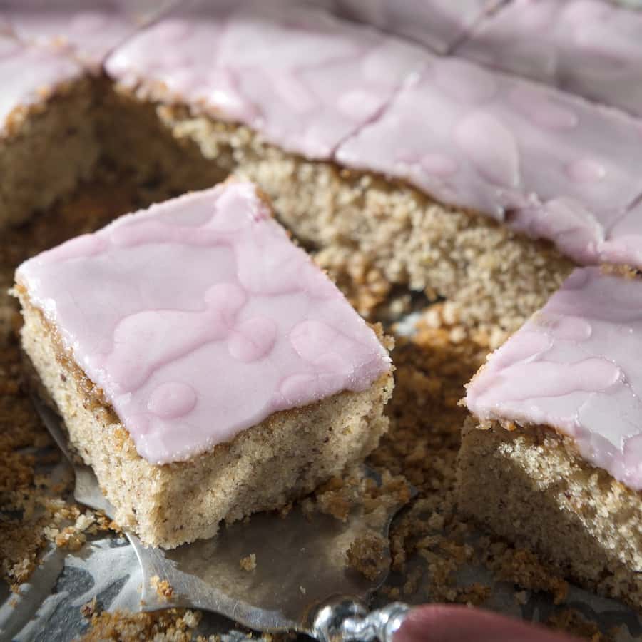 Nuss-Blechkuchen mit Glühwein-Zuckerguss